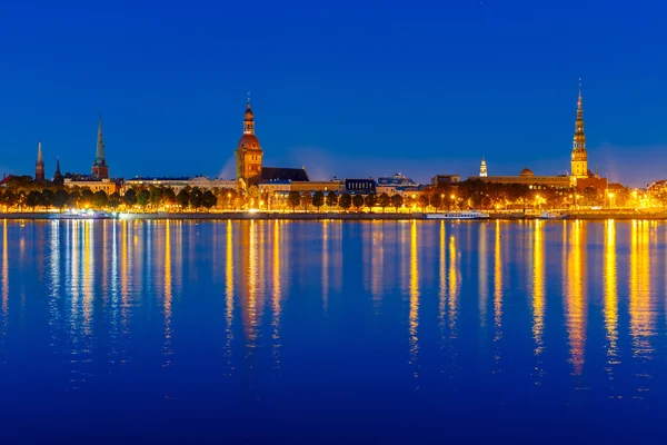 Oude binnenstad en de rivier Daugava bij nacht, Riga, Letland — Stockfoto