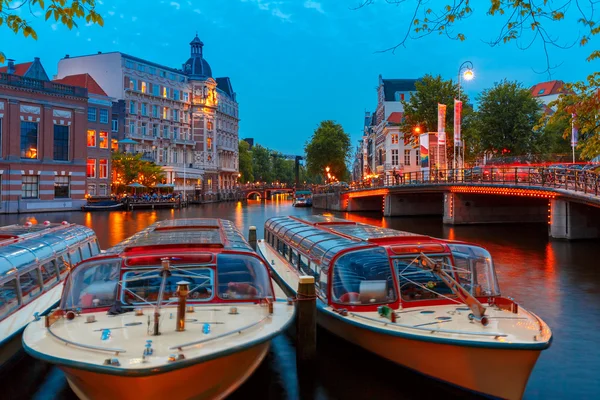 Vista notturna sul canale di Amsterdam — Foto Stock