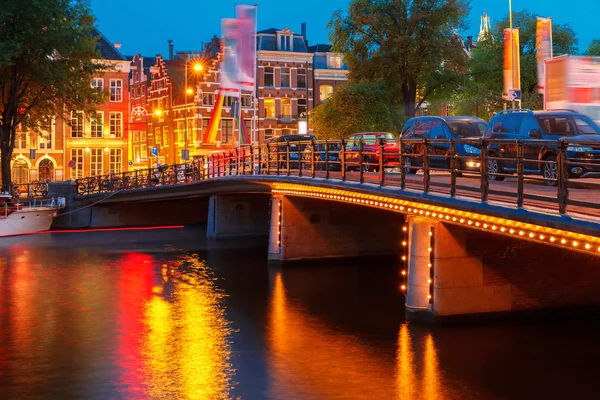 Vue nocturne sur la ville d'Amsterdam canal et pont — Photo