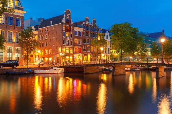 Vista nocturna del canal y puente de Ámsterdam — Foto de Stock