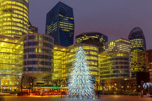 Weihnachtsbaum zwischen den Wolkenkratzern in Paris, Frankreich. — Stockfoto