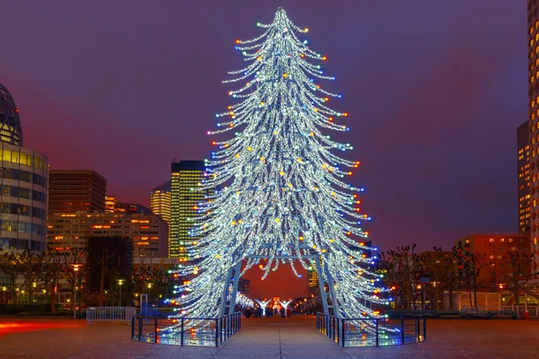 Julgran bland skyskraporna i Paris. — Stockfoto