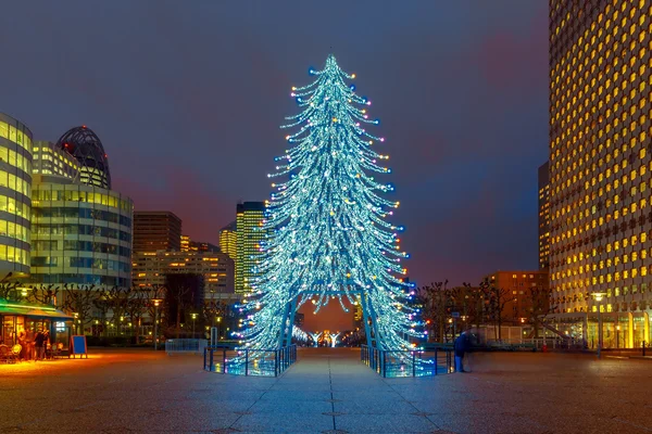 Weihnachtsbaum zwischen den Wolkenkratzern in Paris, Frankreich. — Stockfoto