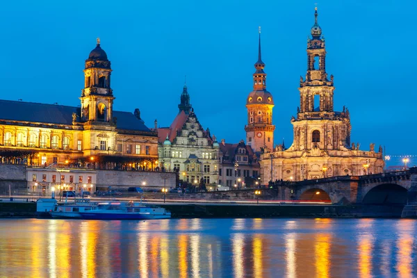 Старый город и Эльба ночью в Дрездене, Германия — стоковое фото