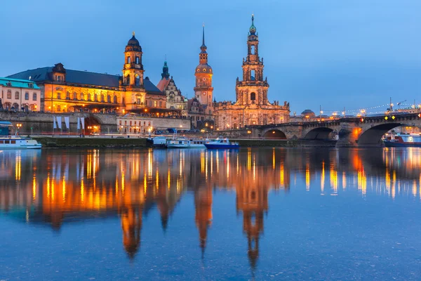 Старе місто і Ельба вночі в Дрезден, Німеччина — стокове фото