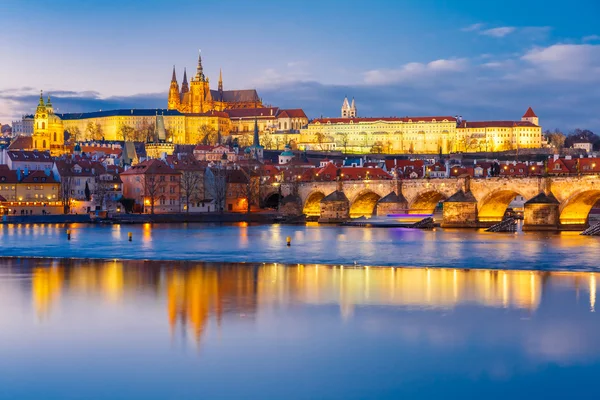 Pražský hrad a Karlův most, Česká republika — Stock fotografie