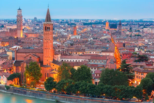 Verona skyline på natten, Italien — Stockfoto