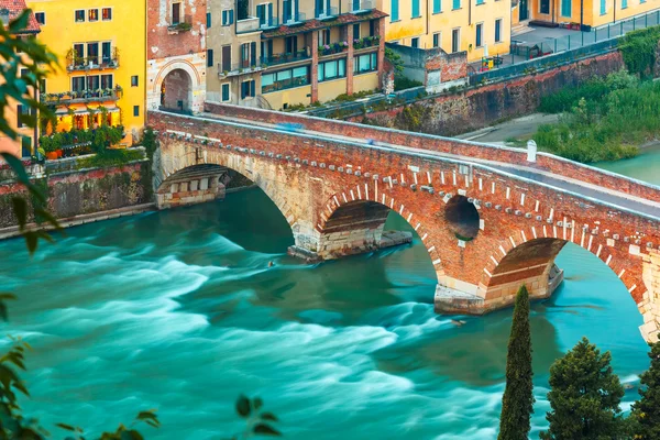 Ponte Pietra és folyó Adige, Verona, Olaszország — Stock Fotó