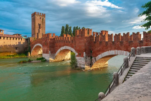 Castelvecchio při západu slunce v Verona, Itálie. — Stock fotografie