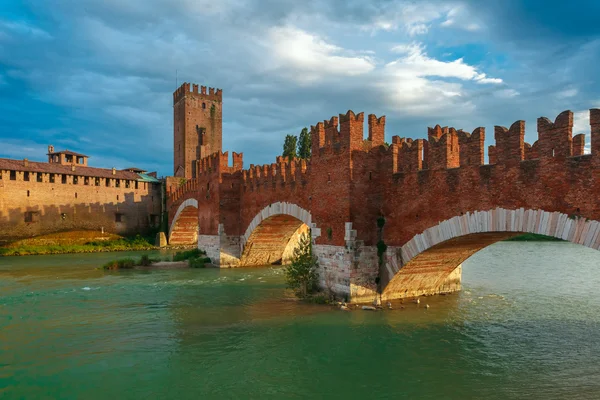 Castelvecchio napnyugtakor, Verona, Olaszország. — Stock Fotó