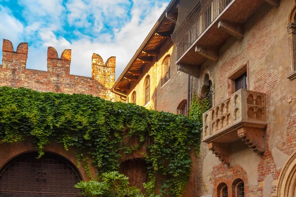 Romeo en juliet balkon in verona, Italië — Stockfoto