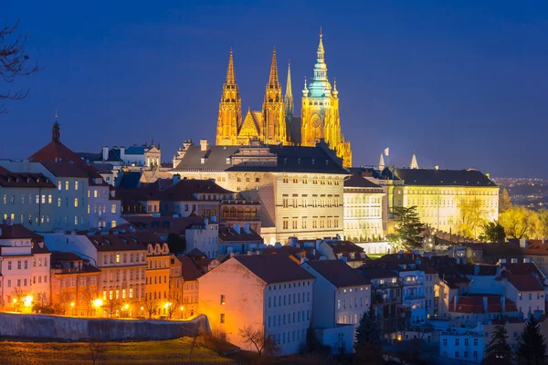 Oro Praga Castillo por la noche, República Checa —  Fotos de Stock