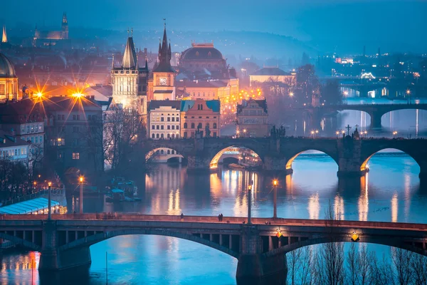 Bovenaanzicht bruggen over de rivier de Moldau in Praag, Tsjechië — Stockfoto