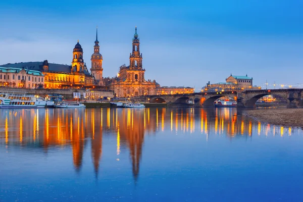 Ciudad Vieja y Elba por la noche en Dresde, Alemania —  Fotos de Stock