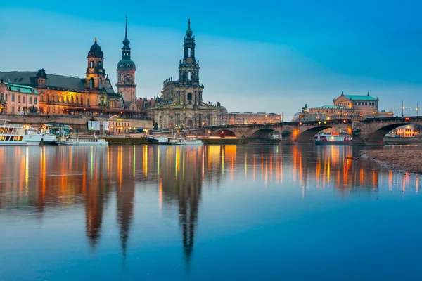 Gamla stan och Elba på natten i Dresden, Tyskland — Stockfoto