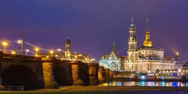 Vieille ville et Elbe la nuit à Dresde, Allemagne — Photo