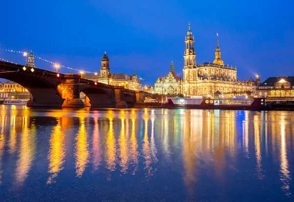 Vieille ville et Elbe la nuit à Dresde, Allemagne — Photo