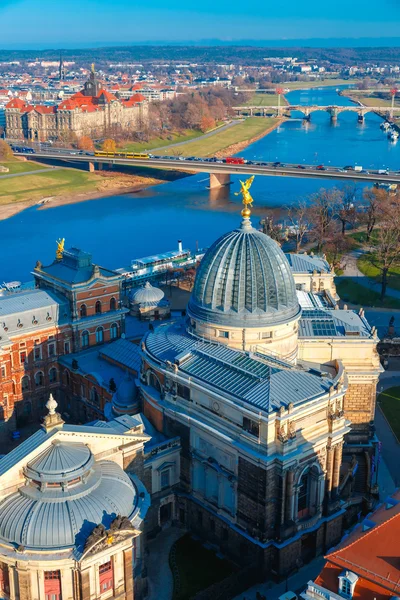 Vue aérienne de l'Elbe et des toits Dresde, Allemagne — Photo