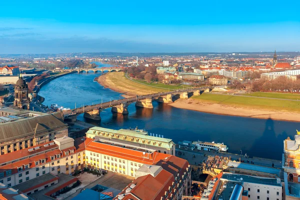 Вид с воздуха на Старый город и Эльбу, Дрезден, Германия — стоковое фото