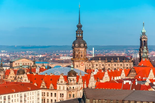 Вид с воздуха на купола и крыши Дрезден, Германия — стоковое фото