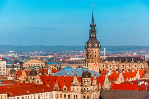 Vue aérienne des dômes et des toits Dresde, Allemagne — Photo