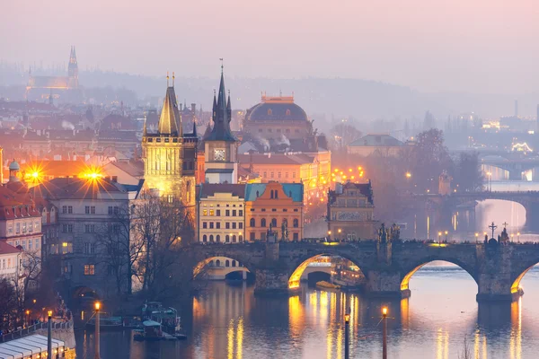 Pontes com vista superior sobre o rio Vltava em Praga — Fotografia de Stock