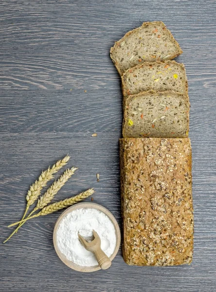 Volkoren brood op een bord — Stockfoto