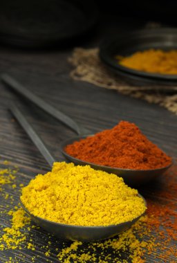 Kaşık üzerinde karışık kuru baharat
