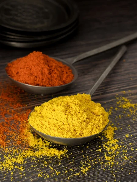 Kaşık üzerinde karışık kuru baharat