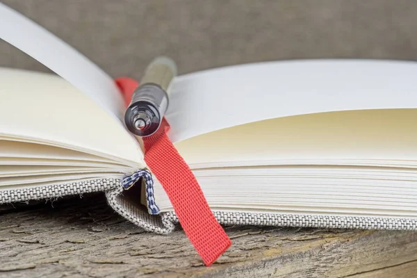 Ein Tagebuchheft Mit Stift Auf Einem Holztisch — Stockfoto