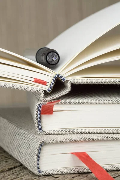 Ein Stapel Tagebuchhefte Mit Stift Auf Einem Holztisch — Stockfoto