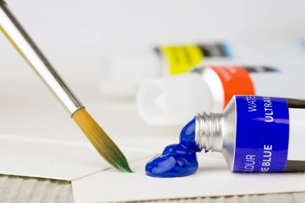 Eine Offene Tube Blauer Aquarellfarbe Und Pinsel Mit Etwas Ausgepresster — Stockfoto