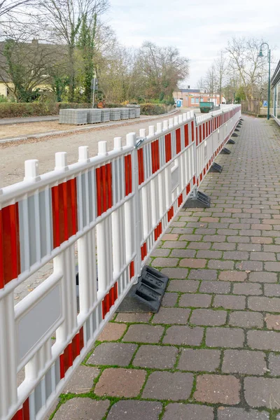 Czerwono Białe Bariery Drogowe Między Drogą Chodnikiem — Zdjęcie stockowe