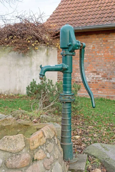 Una Bomba Agua Verde Manual Vintage Jardín —  Fotos de Stock