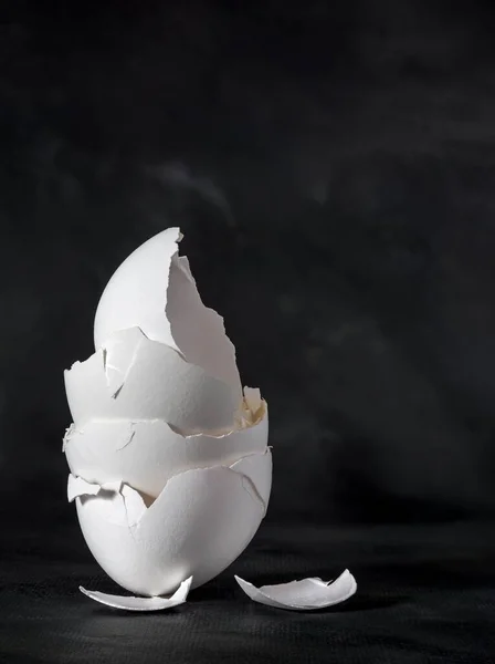 Une Pile Coquilles Œufs Blanches Cassées Sur Fond Sombre Avec — Photo