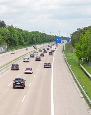 BERKHOF, GERMANY 23 Mayıs 2021: Berkhof, Kuzey Almanya yakınlarındaki A7 otoyolu üzerindeki serbest akan trafik köprüsünden bir görüntü