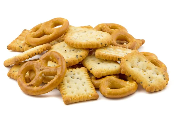 Ein Kleiner Haufen Party Snacks Cracker Und Brezeln Isoliert Auf — Stockfoto