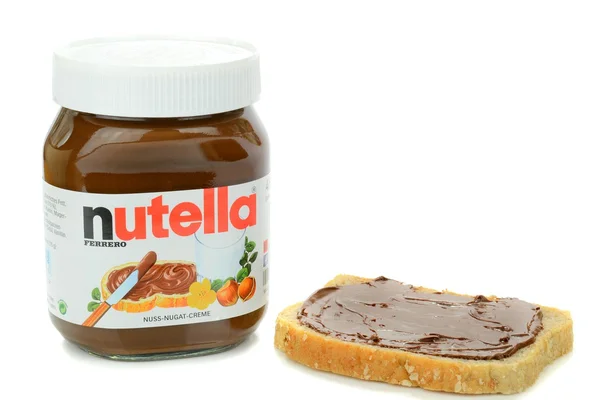 beyaz zemin üzerinde izole nutella çikolata kavanozu yayıldı — Stok