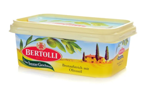 Une baignoire de margarine à l'huile d'olive Bertolli — Photo