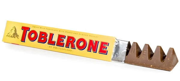 Um bar de Toblerone cocolate de leite — Fotografia de Stock