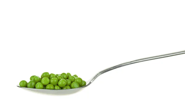 Une cuillerée de petits pois verts frais — Photo