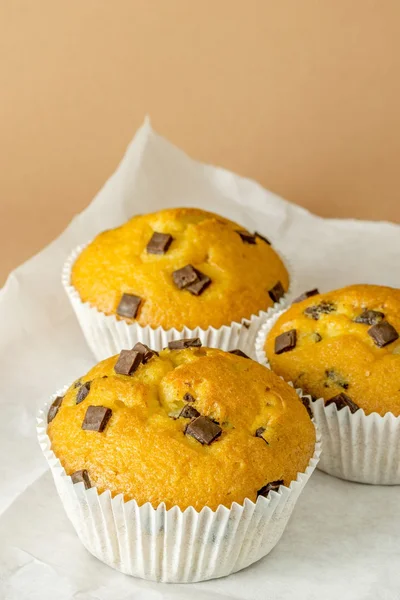 Ett urval av chocolate chip muffins — Stockfoto