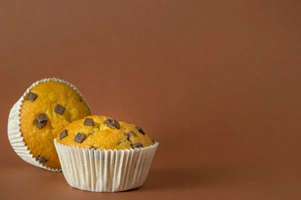 Chocolate chip muffins on brown background — Stock Photo, Image