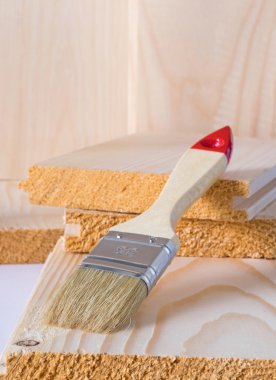 Ahşap parçalar üzerinde boya fırçası