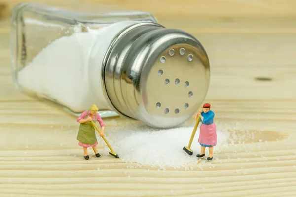 Zout Shaker en gemorst zout — Stockfoto