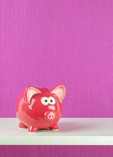 A worried looking piggy bank on a shelf — Stock Photo, Image