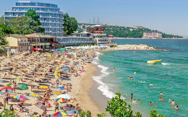 Een drukke strand in Bulgarije — Stockfoto