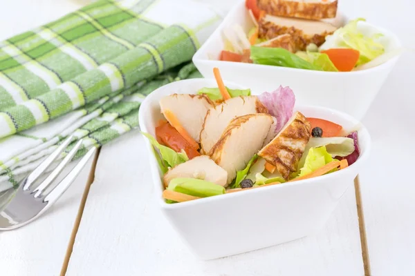 Salade de poulet dans un bol — Photo