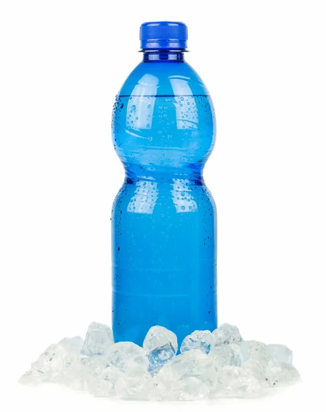Голубая бутылка минеральной воды — стоковое фото