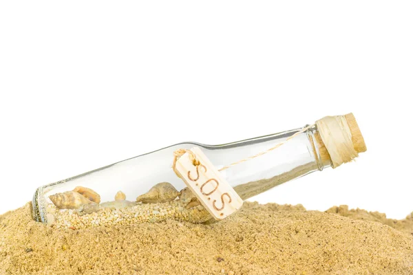Skleněná láhev s Sos v písku — Stock fotografie